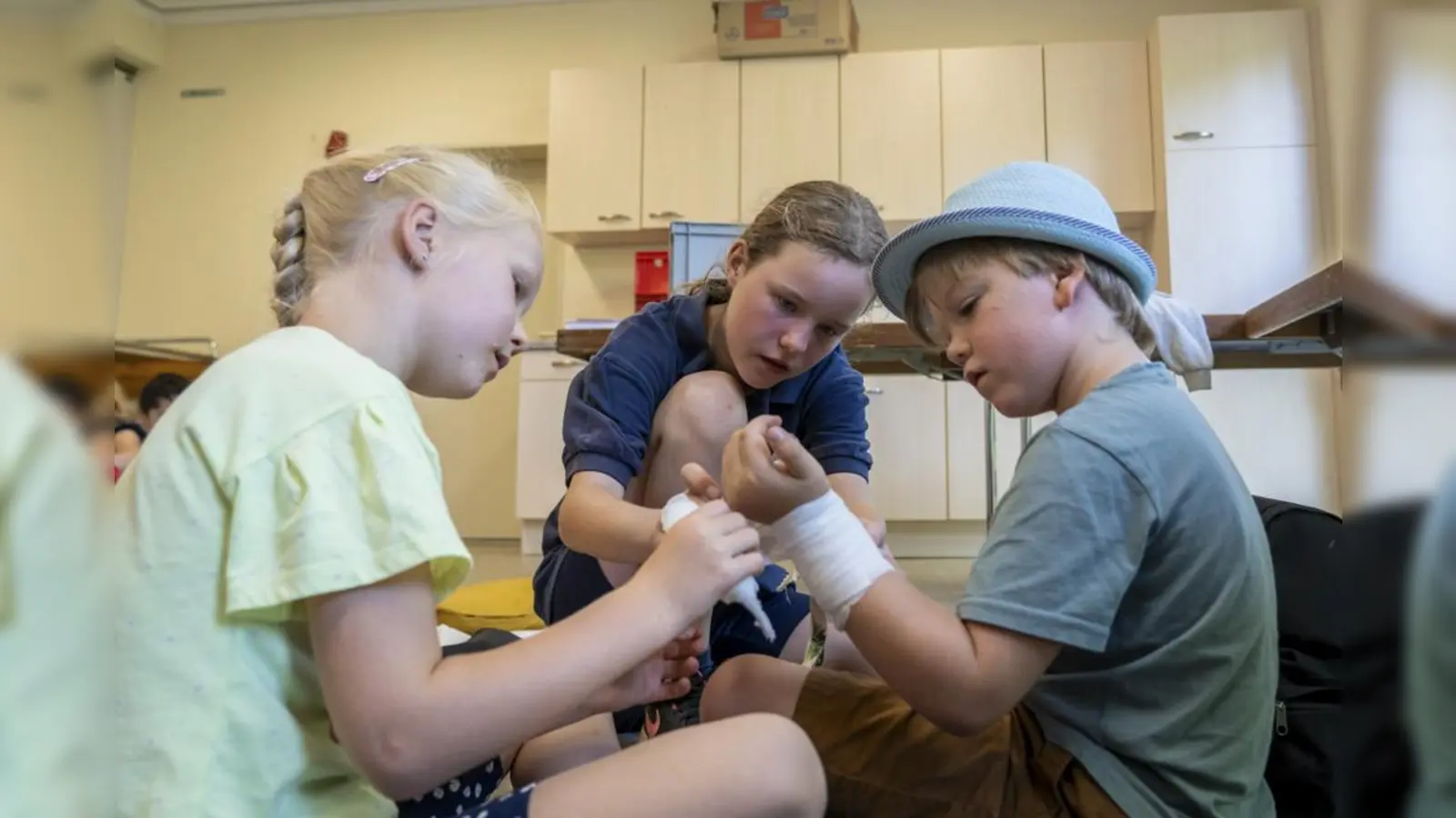 Die Kinder waren mit Feuereifer bei der Sache und übten mit großem Ernst die Handgriffe. (Foto: JRK)
