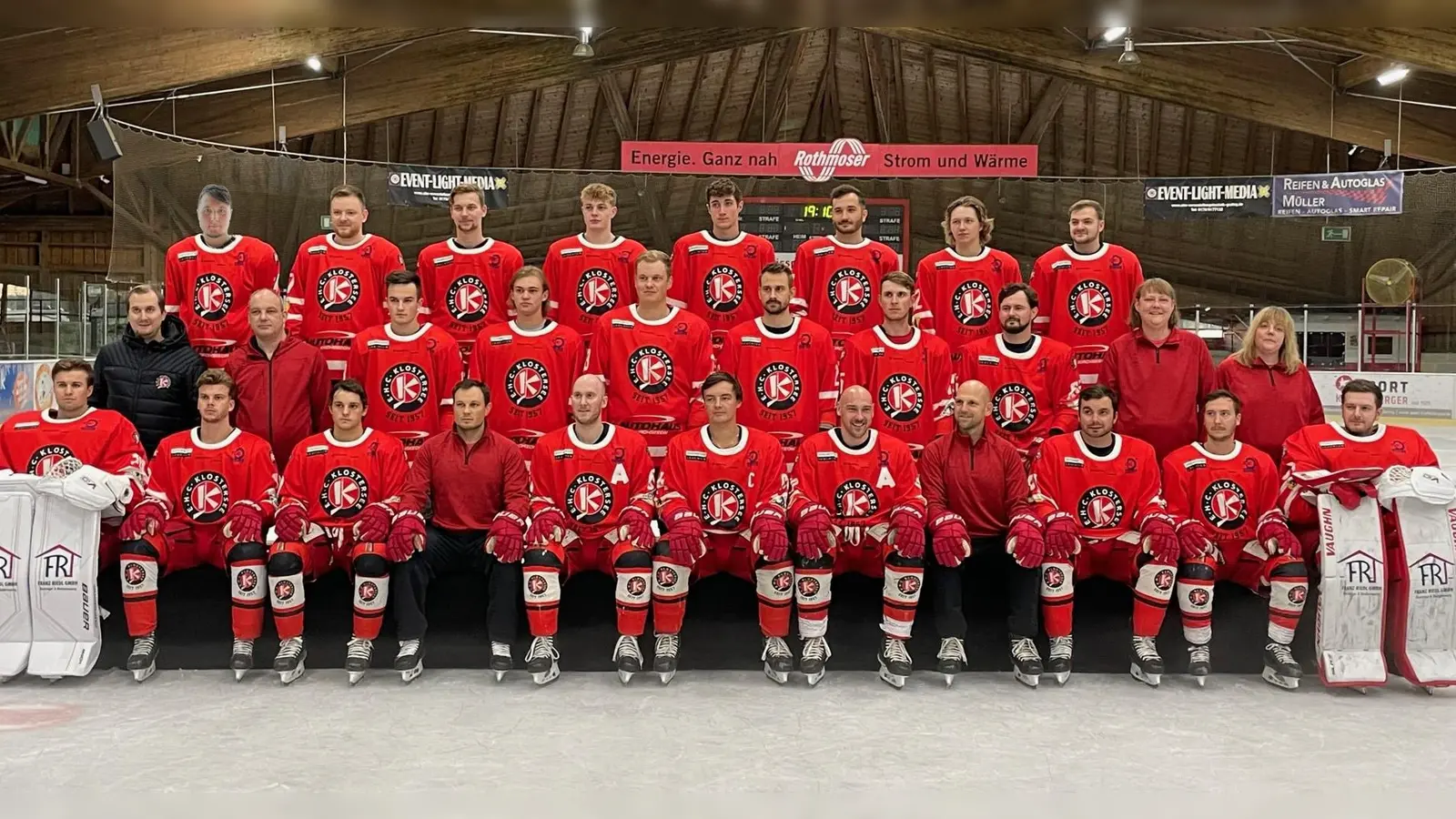 Die Mannschaft des EHC Klostersee: vorne von links: Marinus Schunda, Simon Roeder, Kelvin Walz, Trainer Florian Engel, Philipp Quinlan, Raphael Kaefer, Matthias Baumhackl, Trainer Gert Acker, Johannes Kroner, Nicolai Quinlan, Philipp Hähl - Mitte von links: Sportlicher Leiter Dominik Quinlan, Betreuer Markus Singer, Tobias Hilger, Julian Dengl, Felix Kaller, Florian Gaschke, Jan Fiedler, Marek Haloda, Betreuerin Heidi Meisenbach, Betreuerin Sonja Meisenbach - hinten von links: Leander Ruß, Sebastian Sterr, Arnaud Eibl, Marc Bosecker, Bernhard Schönig, Quirin Bacher, Quirin Spies und Stefan Würmseer. (Foto: smg)