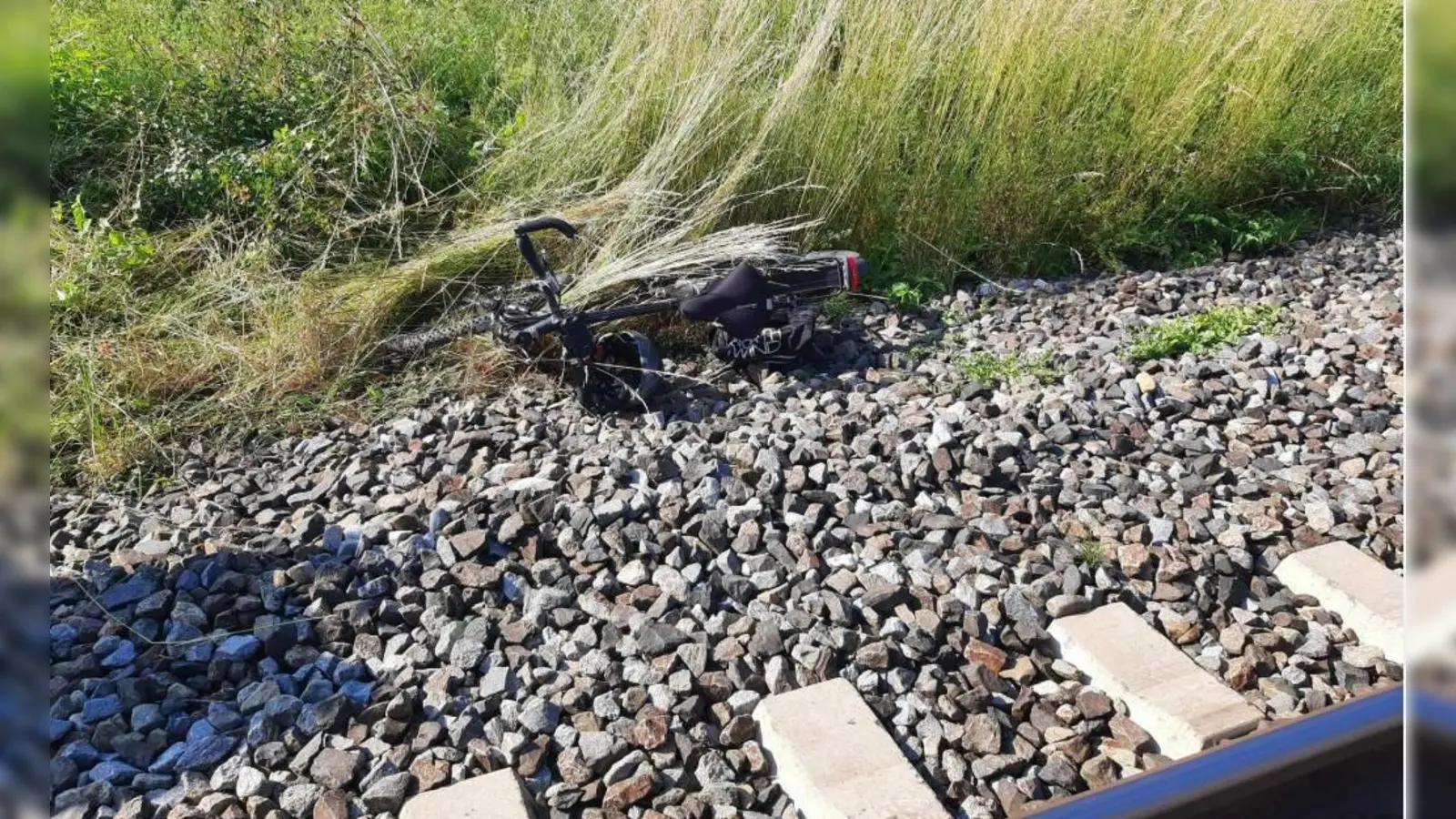 Mann und Fahrrad wurden vom Zug erfasst, zur Seite geschleudert und kamen im Grün neben dem Gleis zum Liegen. (Foto: Bundespolizei)