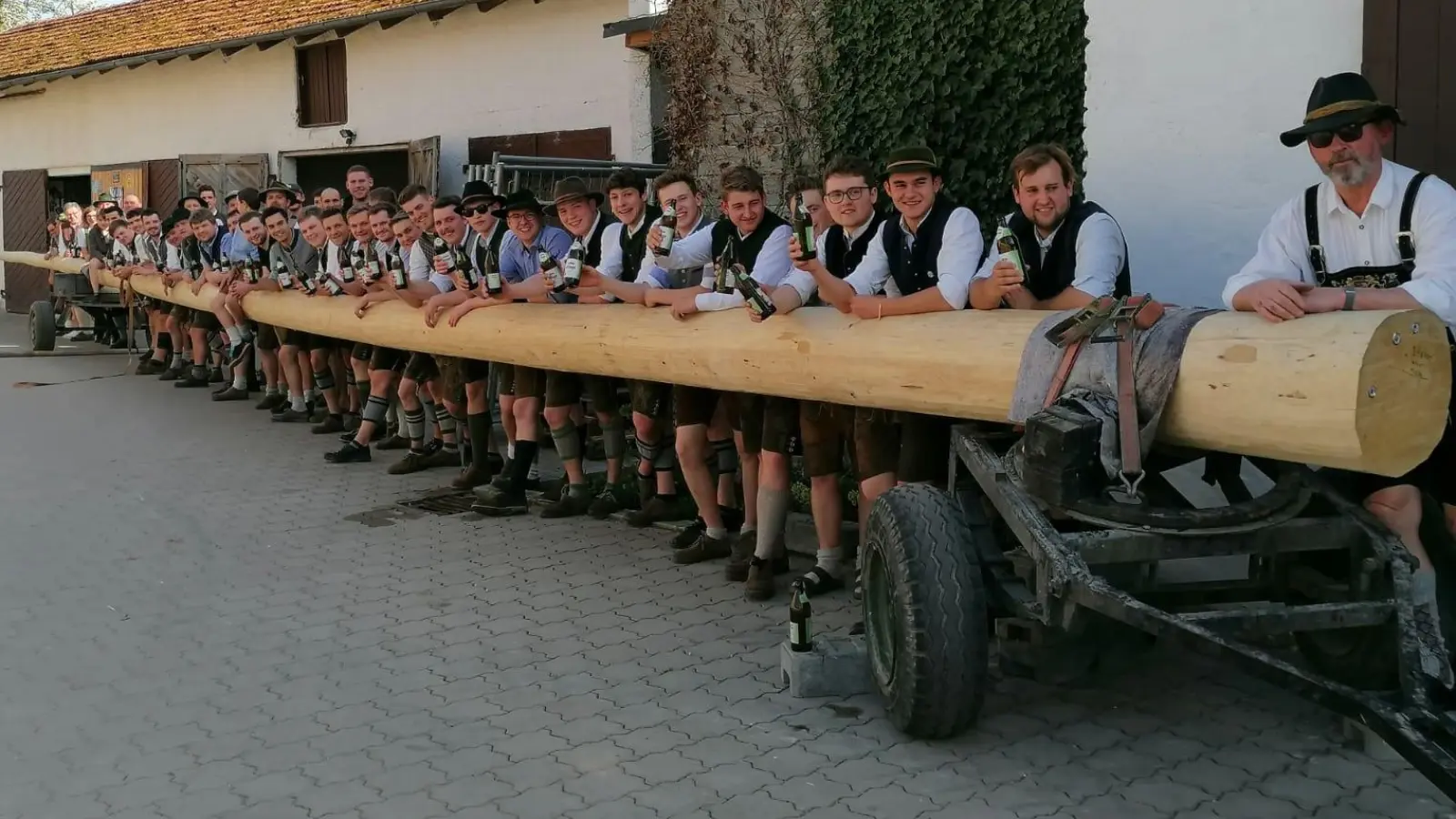 Voller Stolz klauten die Reisener und Eittinger den Baum aus Eichenkofen. (Foto: red)
