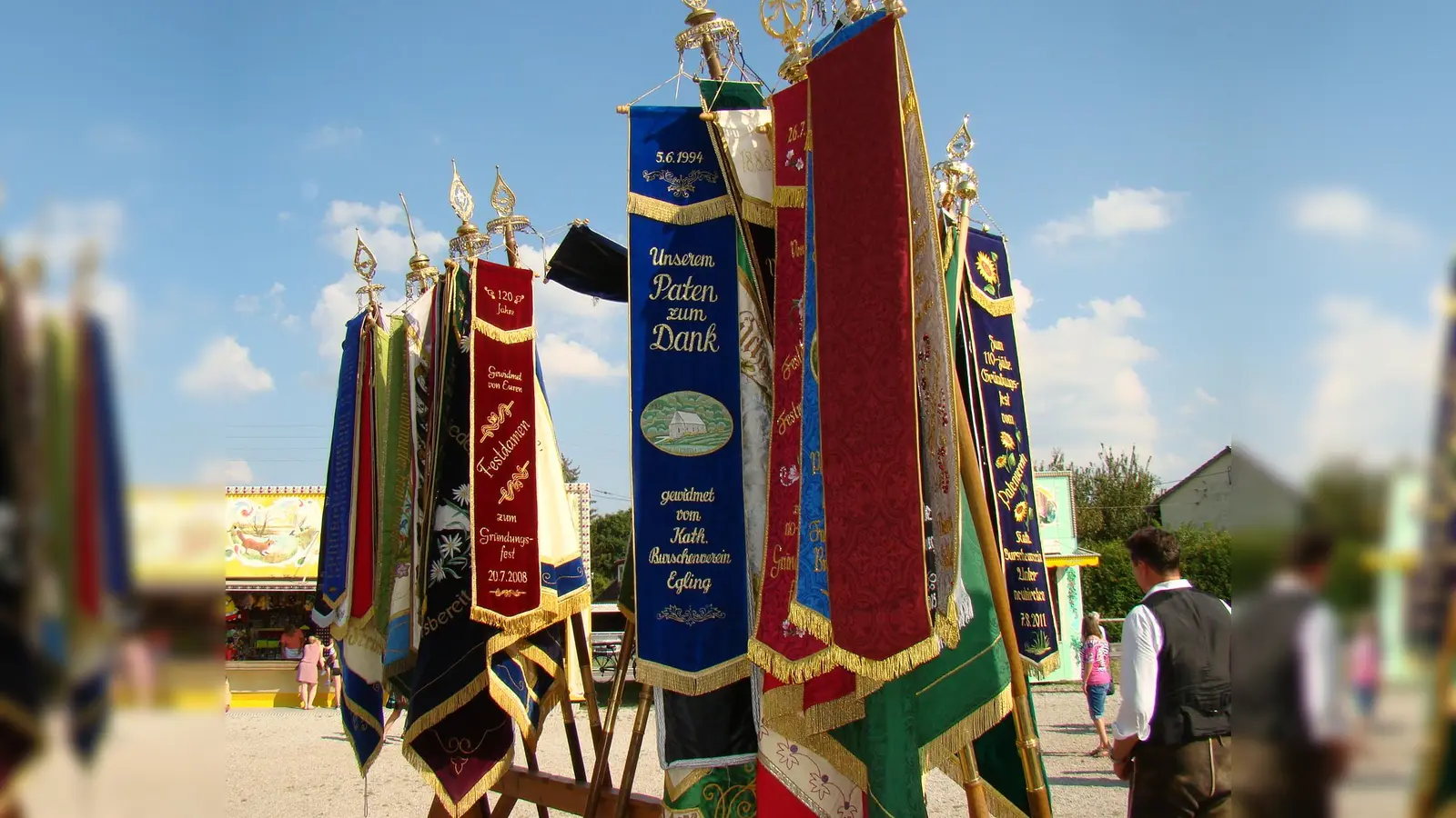 Mit ihren Vereinsfahnen werden die Fahnenabordnungen befreundeter Vereine den Festgottesdienst am Sonntag umrahmen. (Foto: pst)