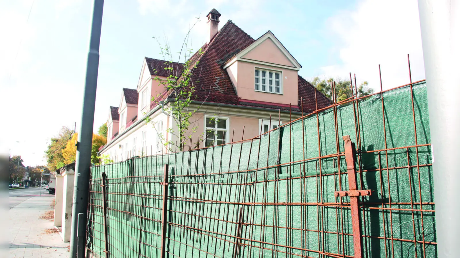 Das Laimer Schlössl wechselte 2018 den Besitzer. Für Umbaumaßnahmen an Gebäude und Garten wurde eine Baugenehmigung erteilt. (Foto: job)