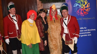 Umrahmt von zwei Vertretern der Schäffler freuten sich (v.l.) Ilona Gross, Claudia Sauter und Madlen Stephan (alle Vorstand Münchner für Münchner e.V.) über die gelungene Faschingsfeier. (Foto: Brauer Photos/G. Nitschke)