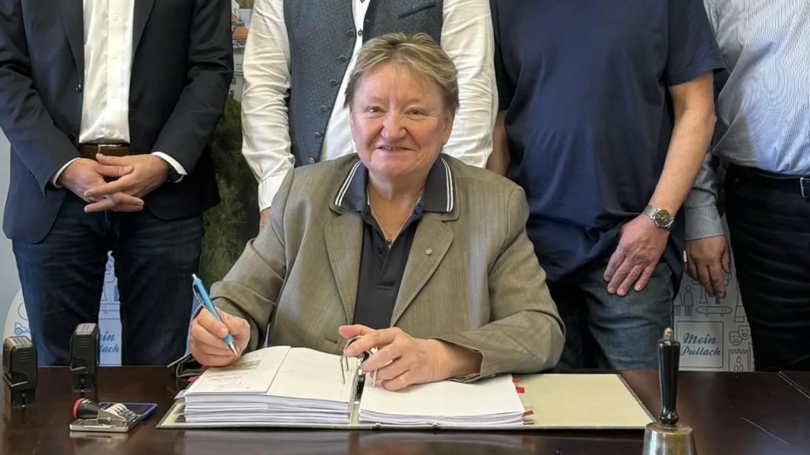 Unterzeichnung des Genehmigungsantrags für die Windenergieanlagen im Forstenrieder Park mit Pullachs Erster Bürgermeisterin Susanna Tausendfreund (vorne), „Windkümmerer“ Peter Beermann, Neurieds Erstem Bürgermeister Harald Zipfel, Baierbrunns Drittem Bürgermeister Robert Gerb und Schäftlarns Erstem Bürgermeister Christian Fürst (hinten von links). (Foto: Gemeinde Pullach)