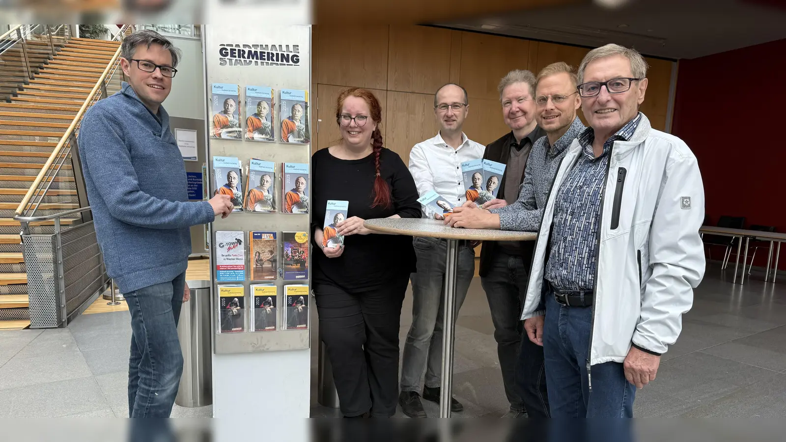 Freuen sich auf die neue Spielsaison (v.l.): Florian Koch und Kathrin Jacobs (Stadthalle), Jens Reimann (Sinfonisches Blasorchester), Kulturreferent Hadi Roidl, Martin Pollok (Kulturlabor) und Stadthallenreferent Hans Pichelmaier.  (Foto: pst)