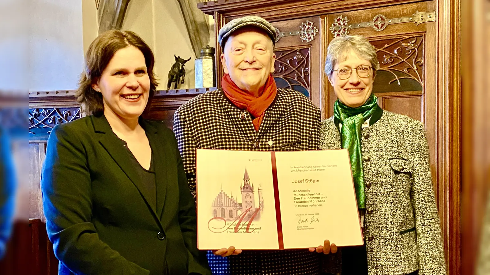 Josef Stöger, der „Laimer Fotograf“ erhielt jüngst die Auszeichnung „München leuchtet“ in Bronze. Im Bild mit seiner Frau Renate Meier (rechts) und Bürgermeisterin Verena Dietl. (Foto: pr/ Stöger)
