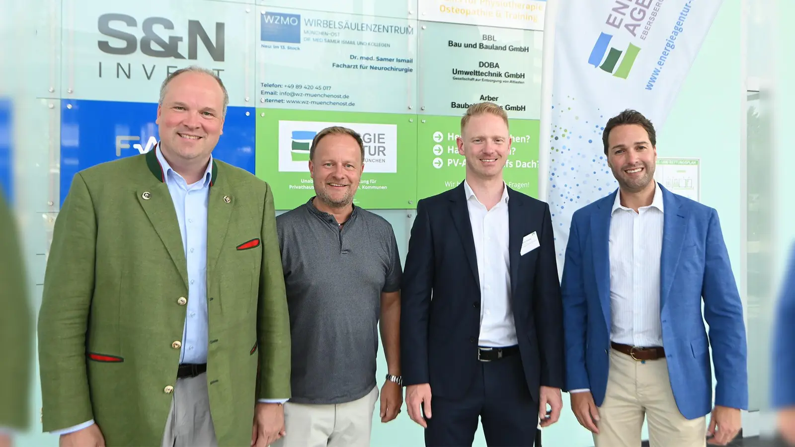 Von links: Die Einweihung fand in Anwesenheit der beiden Landräte Christoph Göbel (München) und Robert Niedergesäß (Ebersberg), dem Energieagentur-Geschäftsführer Willie Stiehler und dem Haarer Bürgermeister Andreas Bukowski statt. (Foto: Energieagentur Ebersberg-München gGmbH)