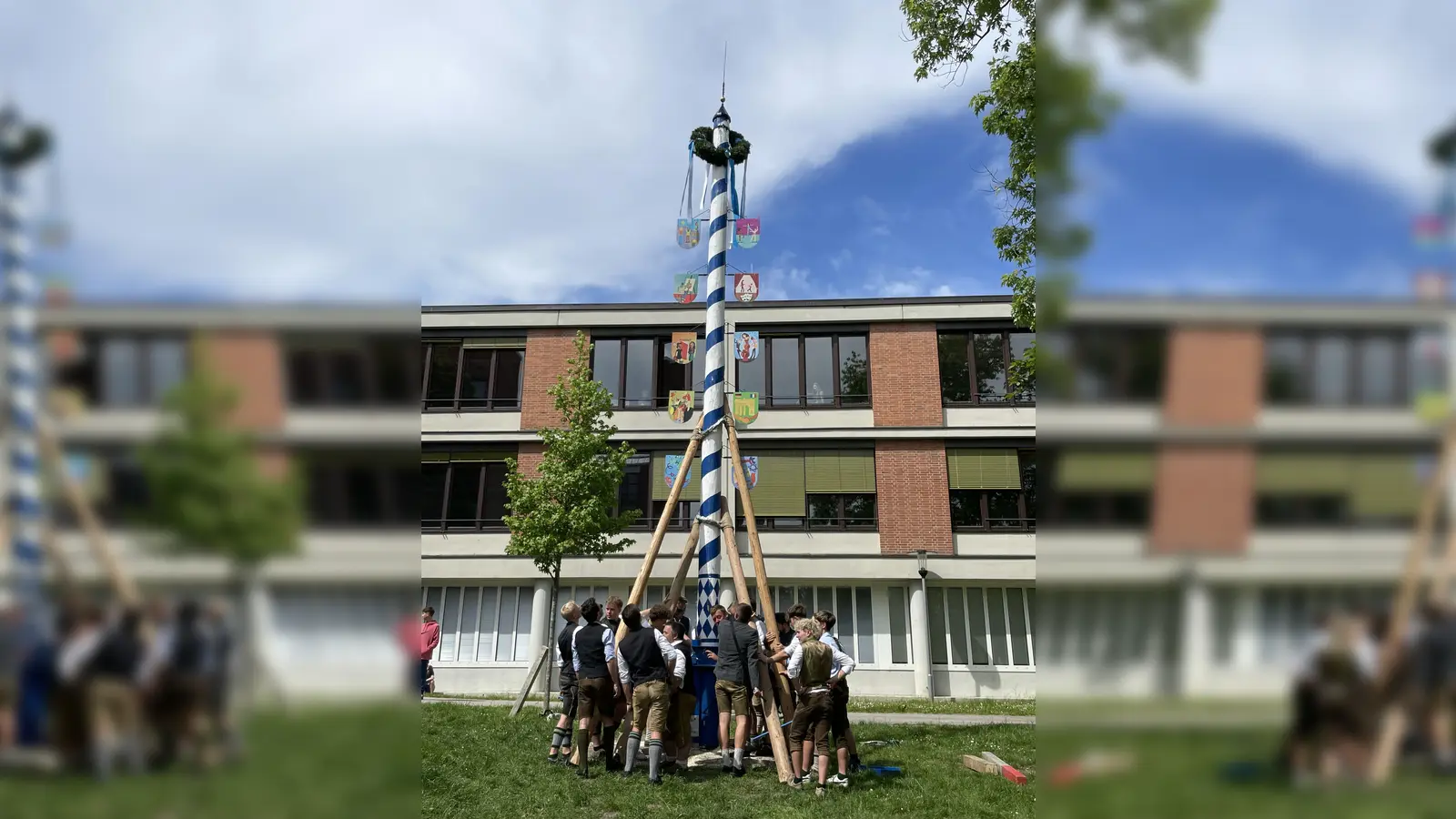 Das Dante-Gymnasium zeigt die verbindende Identität seiner bunten Schülerschaft mit dem Maibaum. (Foto: Dante-Gymnasium)