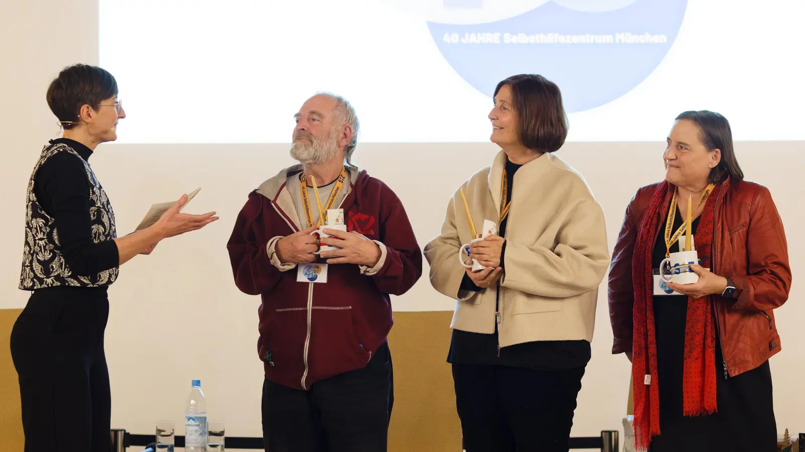 SHZ-Geschäftsführerin Kristina Jakob dankte dem Vorstand des Trägervereins des SHZ München (FÖSS e.V.) mit Fritz Letsch, Prof. Gabriela Zink und Susanne Veit (von links). (Foto: Mark Kamin)