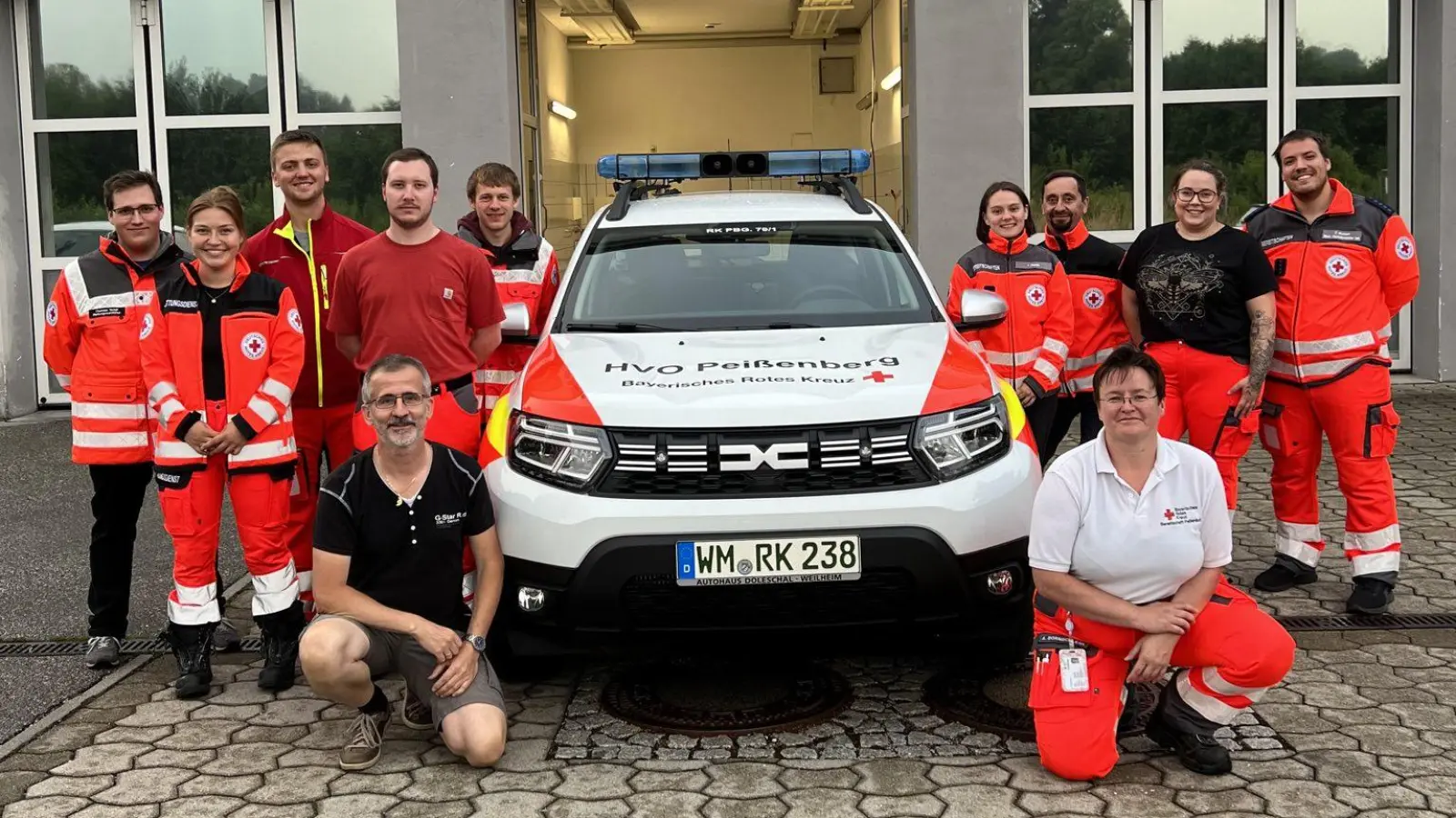 Mit dem neuen Fahrzeug am Start: die „Helfer vor Ort”-Gruppe der BRK Bereitschaft Peißenberg. (Foto: BRK)