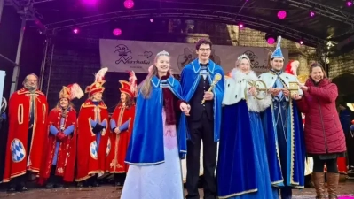 Von Bürgermeisterin Verena Dietl (r.) bekam das neue Prinzenpaar, Samantha I. und Stefan I. (2.u.3. v.r.), den Stadtschlüssel überreicht. Seine Regentschaft geht bis zum Aschermittwoch. Auch das Jugendprinzenpaar, Sara I. und Jonathan I. (5.u.4. v.r.), erhielt seine Insignien. (Foto: Gunnar Jans)