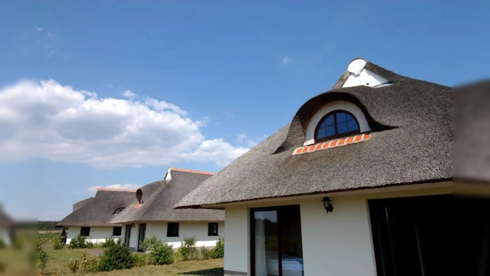 Urlaub an der Ostsee: Reetgedeckte Ferienhäuser in Linstow in Mecklenburg-Vorpommern. (Foto: www.vandervalk.de)