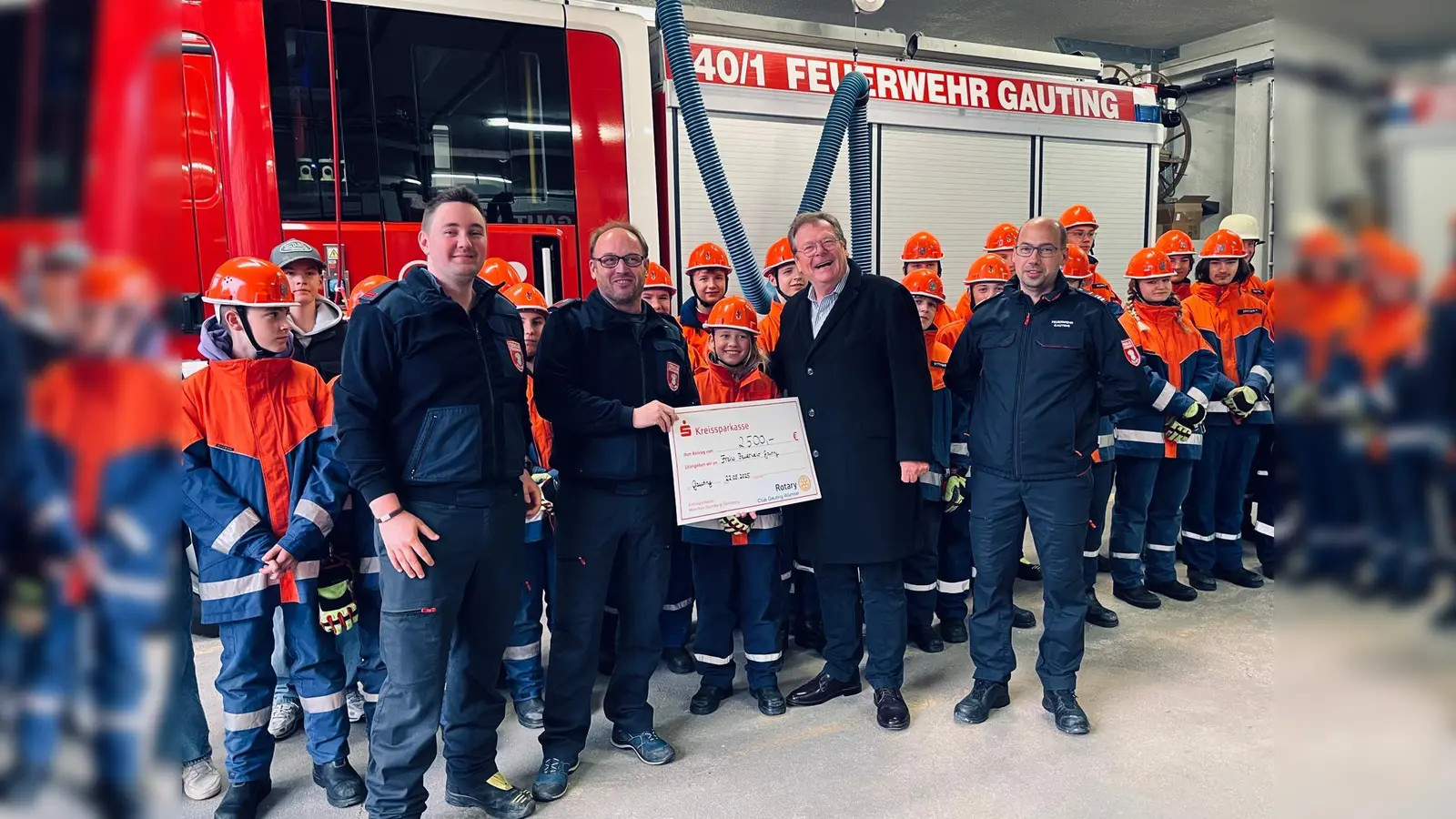 Rotary-Präsident Dr. Udo Hesse (2. v. r.) übergibt dem 1.Vorstand der Feuerwehr Gauting, Martin Strasser (3.v.r), Feuerwehr-Kommandant Alexander Jung (1.v.r.) und Jugendwart Cedric Jaquet (1.v.l.) den Spendenscheck. (Foto: red)