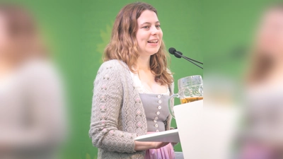 MdB Jamila Schäfer rief zum Widerstand gegen „populistische Schaumschläger” auf: „Bleibt laut und mutig und lasst euch nicht veräppeln!” (Foto: job)