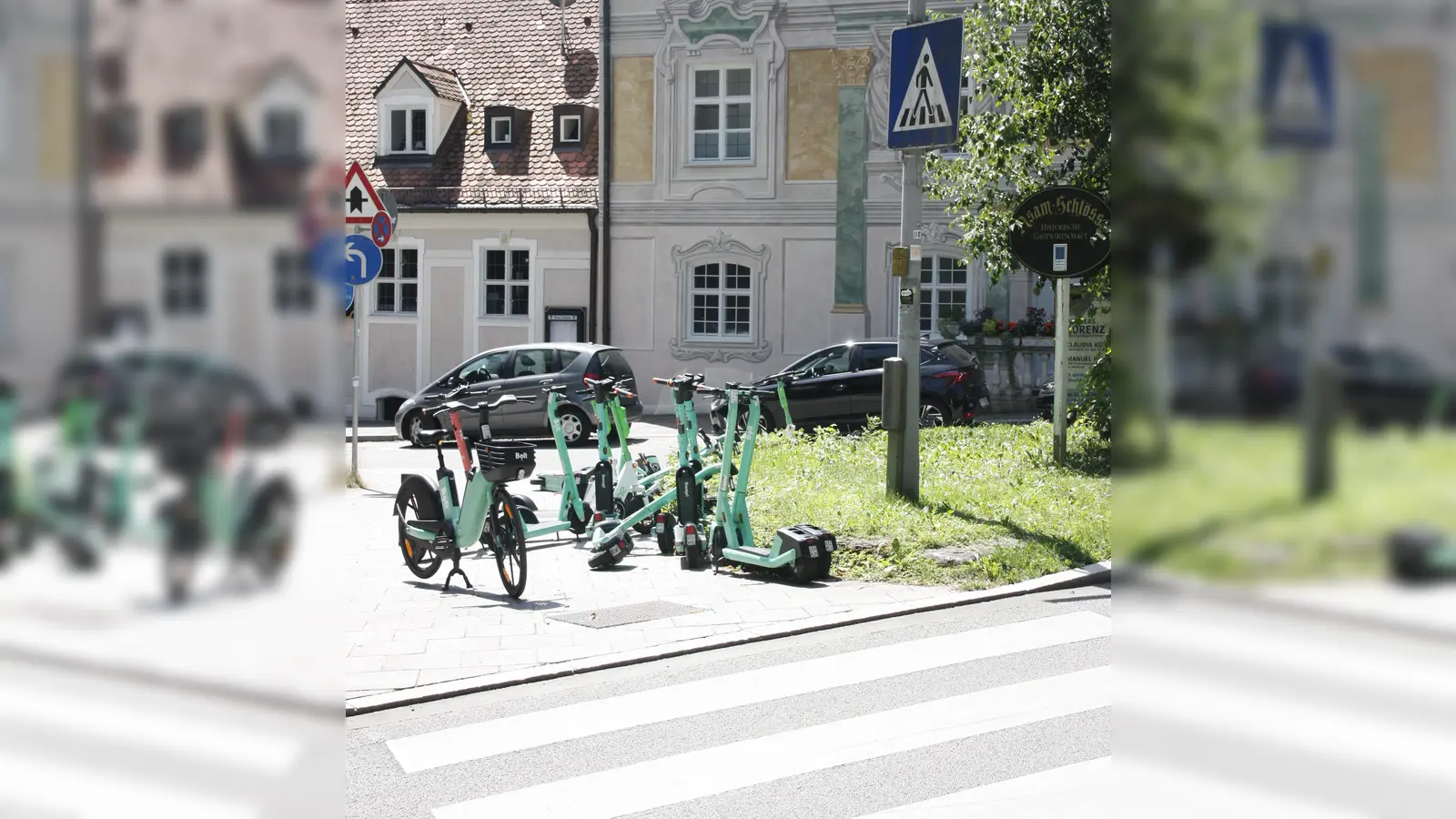 Ein inzwischen übliches Bild am Zebrastreifen vor dem Asamschlössl: 16 achtlos zurückgelassene Scooter verstellen den Weg. (Foto: job)