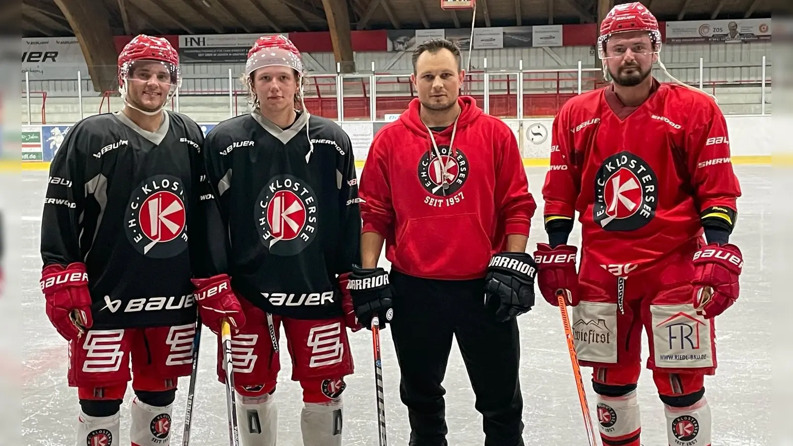 Trainer Florian Engel (dritter von links) mit den externen Neuzugängen (von links) Kelvin Walz, Quirin Spies und Marek Haloda (rotes Trikot) am Rande einer Trainingseinheit in der letzten Woche. (Foto: smg)