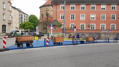 Die Plattform „Umlenken“ steht bereits schon an der Ecke Kazmairstraße/Kiliansplatz und wurde heuer zusätzlich mit Pflanzkästen bestückt. (Foto: Beatrix Köber)