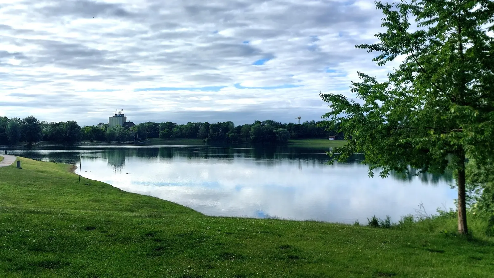 Der Heimstettener See liegt auf dem Gebiet gleich dreier Gemeinden: Aschheim, Kirchheim und Feldkirchen. (Foto: bas)
