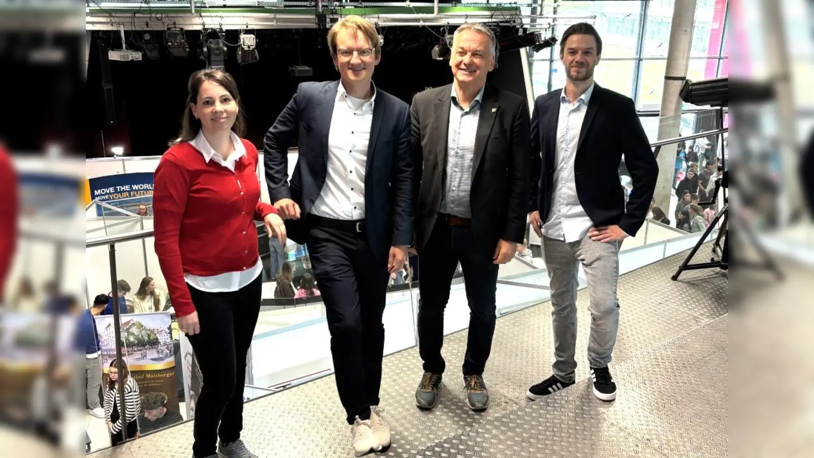 (V.l.:) Ines Mannseicher, Wirtschaftsförderung Gemeinde Eching, Bürgermeister Sebastian Thaler, Bürgermeister Franz Heilmeier (Neufahrn) und Thomas Hoffleisch, Standortförderung Gemeinde Neufahrn, freuen sich über den großen Erfolg der Berufsmesse. (Foto: Gemeinde Eching)