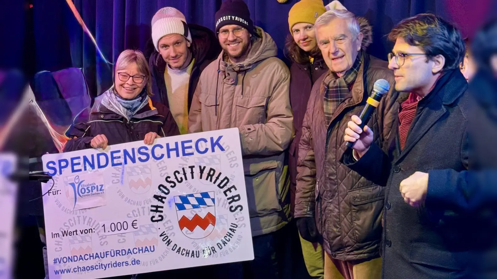 Spendenübergabe mit (von links) Martina Gröschner, Tobias Pietzonka, Bernard Zeidler, Veronika Kaspar, Günter Rau und Florian Hartmann. (Foto: Chaoscityriders)