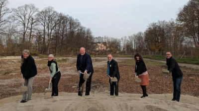Von links: Christian Dauer (Referatsleiter Hochbau, Immobilien, Schulen und technischer Gebäudebetrieb im Landratsamt München), die ehemalige Schulleiterin Nicola Tauscher-Meriç, Landrat Christoph Göbel, Caroline Stahl von der Regierung von Oberbayern und Architekt Tobias Mattes beim Spatenstich. (Foto: Landratsamt München)