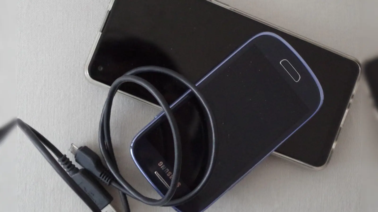 Alte Handys, Kabel oder Akkus können am 10. September am Infostand der Grünen am Bahndeckel (Max-Hirschberg-Weg) abgegeben werden. (Foto: Beatrix Köber)