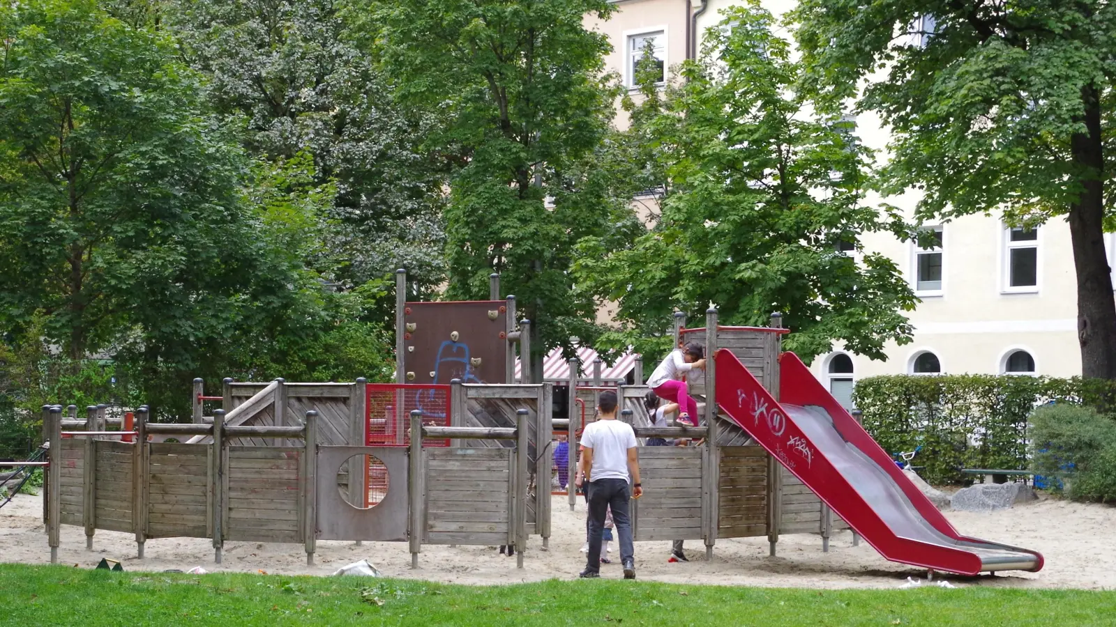 Der Spielplatz am Gollierplatz soll heuer umgestaltet werden. Impulsgeber dafür waren Kinder aus dem Viertel, die am Projekt Kinder-Aktionskoffer 2017 teilgenommen hatten. (Foto: Beatrix Köber)