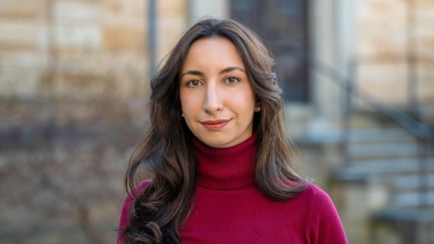 Einer von drei Gästen: Derya Uzun erzählt in „Fragmente eines Suizids” vom schwierigen Verhältnis einer Tochter zu ihrer psychisch kranken Mutter. (Foto: Marco Schoppa)