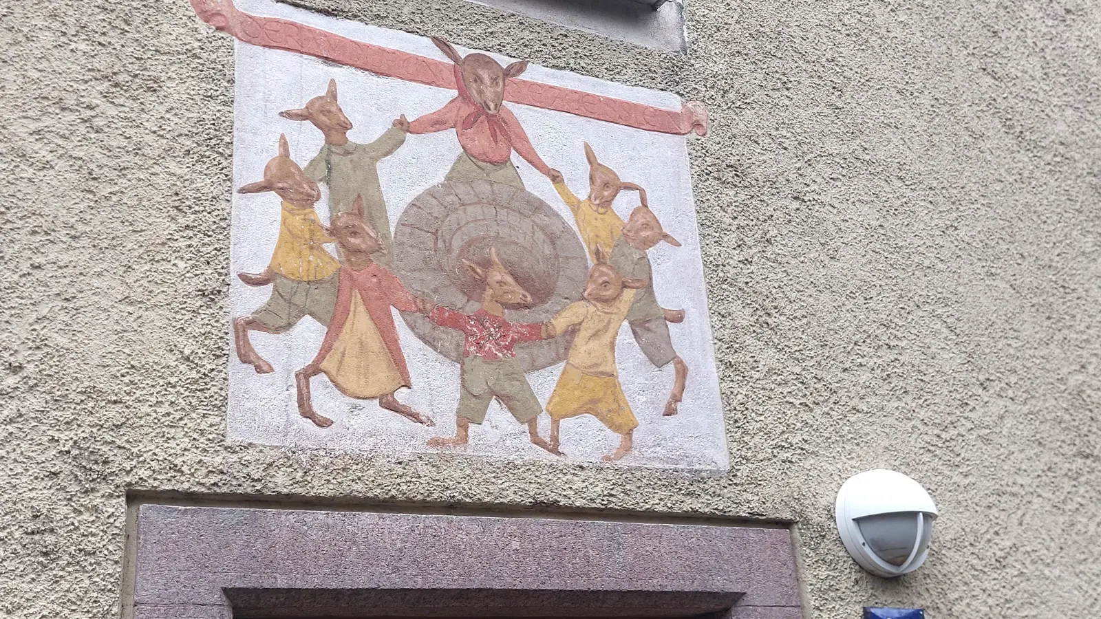 Der Wolf und die sieben Geißlein - ein deutsches Märchen als Bild in der „Ami-Siedlung”. Dass deutsche und US-amerikanische Planer nach dem 2. Weltkrieg zusammenarbeiteten, macht Kunstwerke und Siedlung besonders. (Foto: bas)