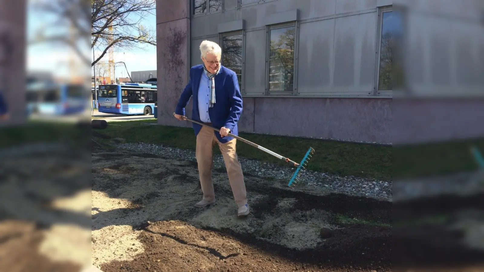 Peter Wagner vom Kulturzentrum-Verein beim Vorbereiten des Blühstreifens. (Foto: privat)