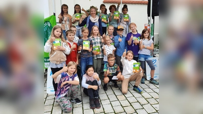 Da kam Freude auf: Die Stadt Weilheim beschenkte die dritten und vierten Klassen der Grundschule an der Ammer mit dem „Möhrchenheft” .  (Foto: Stadt Weilheim)
