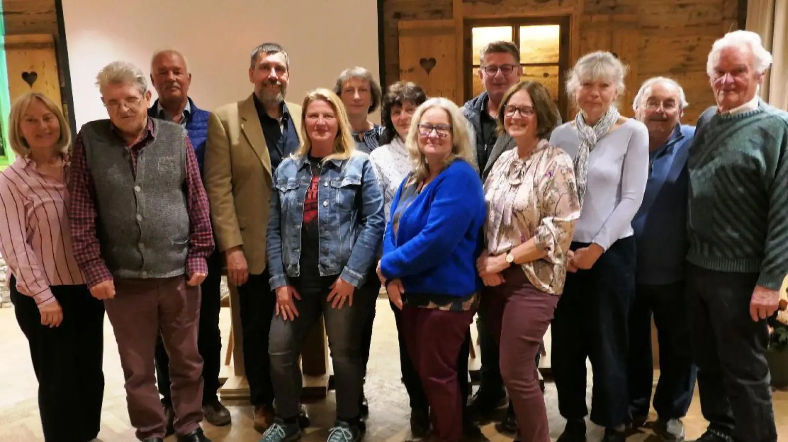 Der neue Vorstand des Gartenbauvereins: Angela Warg-Portenlänger, Anton Lettl, Nikolaus Bergmeier, Dirk Schött, Elisabeth Schneider, Christine Bauer, Karin Baumann, Corinna Schött, Brgm. Ulrich Proske, Gabriela Berger, Katharina Schierl, Hans van Sorge und Joachim Mühmer.  (Foto: Warg)