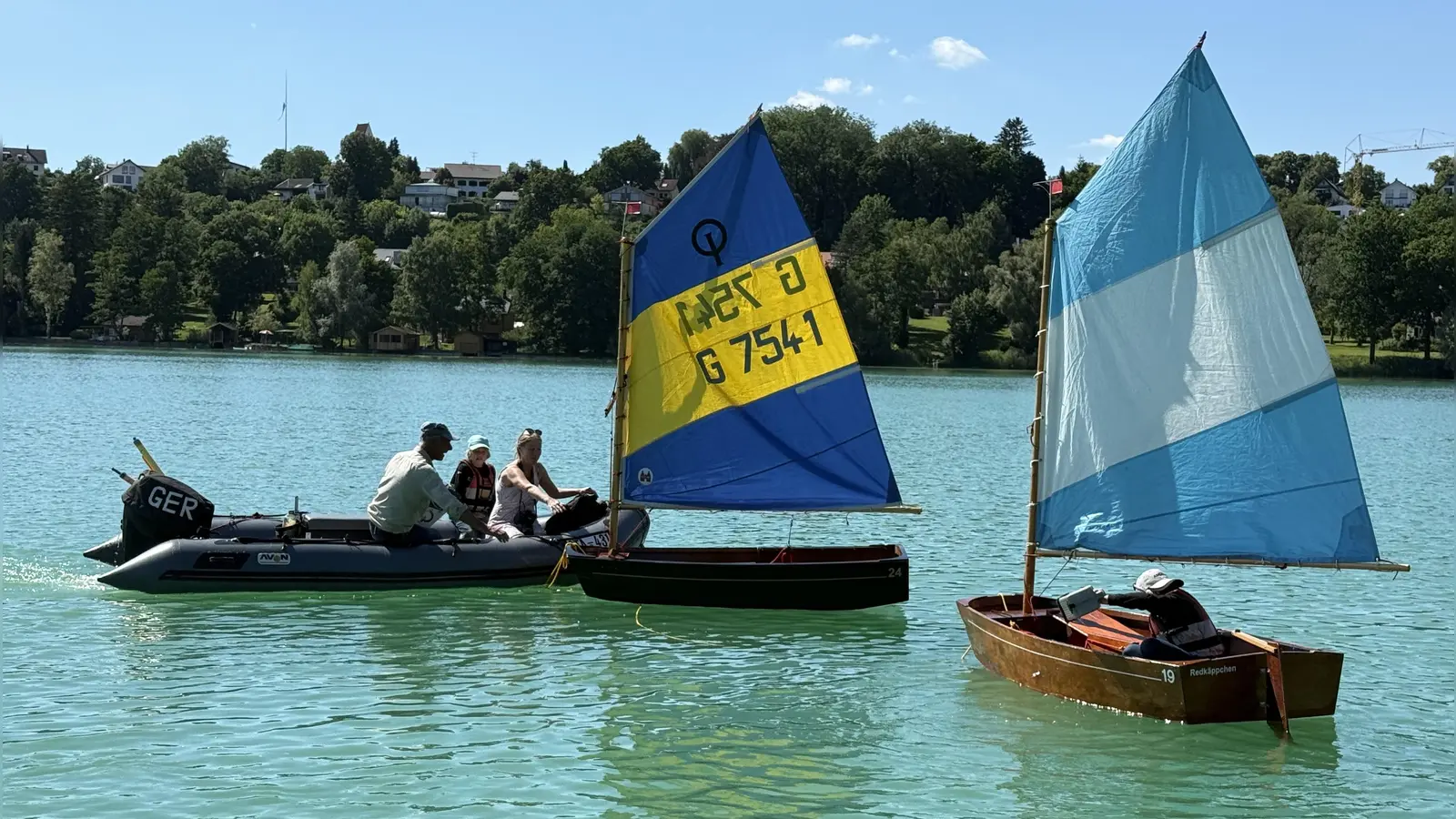 Michael Timmermann fährt auf dem Pilsensee seine Segelschüler mit dem Motorboot zu den Holz-Optis. (Foto: pst)