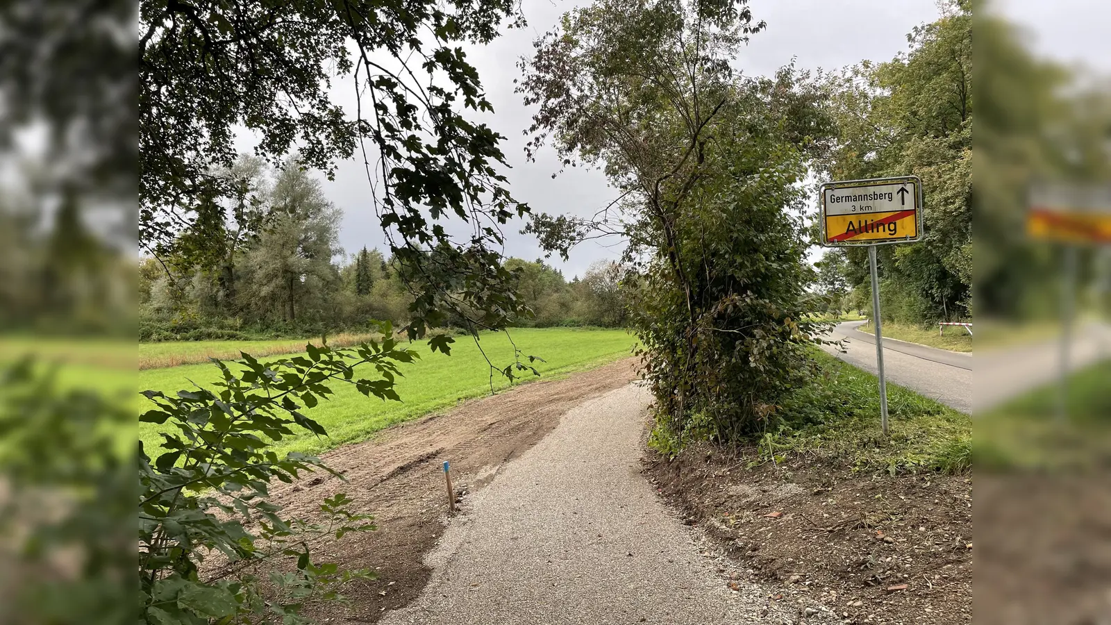 Künftig muss man nicht mehr die Straße benutzen, um ins Obermoos zu gelangen. Der gekieste Fußweg bis zum ersten Feldweg ist fertiggestellt.  (Foto: Gemeinde Alling)