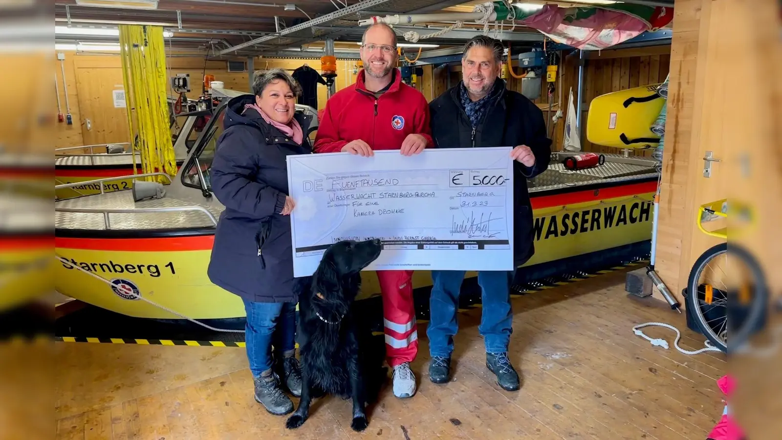 Spendenübergabe: Indi und Oliver Herbst mit dem Vorsitzenden der Wasserwacht Starnberg, Markus Bucher (m.). (Foto: Wasserwacht Starnberg)
