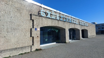 Der Kopfbau, früher die Kassenhalle der Zuschauertribüne am Flughafen München-Riem, ist heute ein Ort der Kunst und Kultur. (Archivbild: bas)