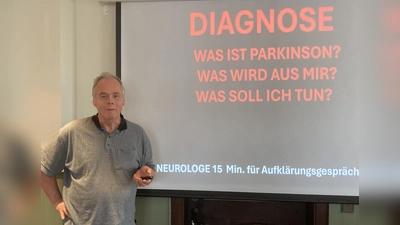 Klaus Englert bei seinem Vortrag: Auswege aus dem Labyrinth Parkinson. (Foto: Riediger)