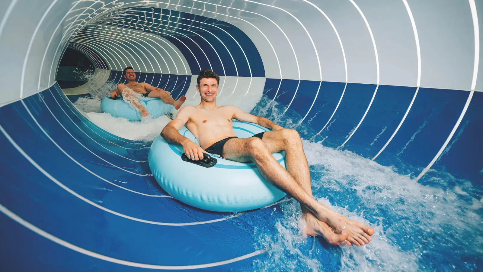 Zum Abschied vom FC Bayern war Thomas Müller mit der gesamten Mannschaft in der Therme. (Foto: Therme Erding)