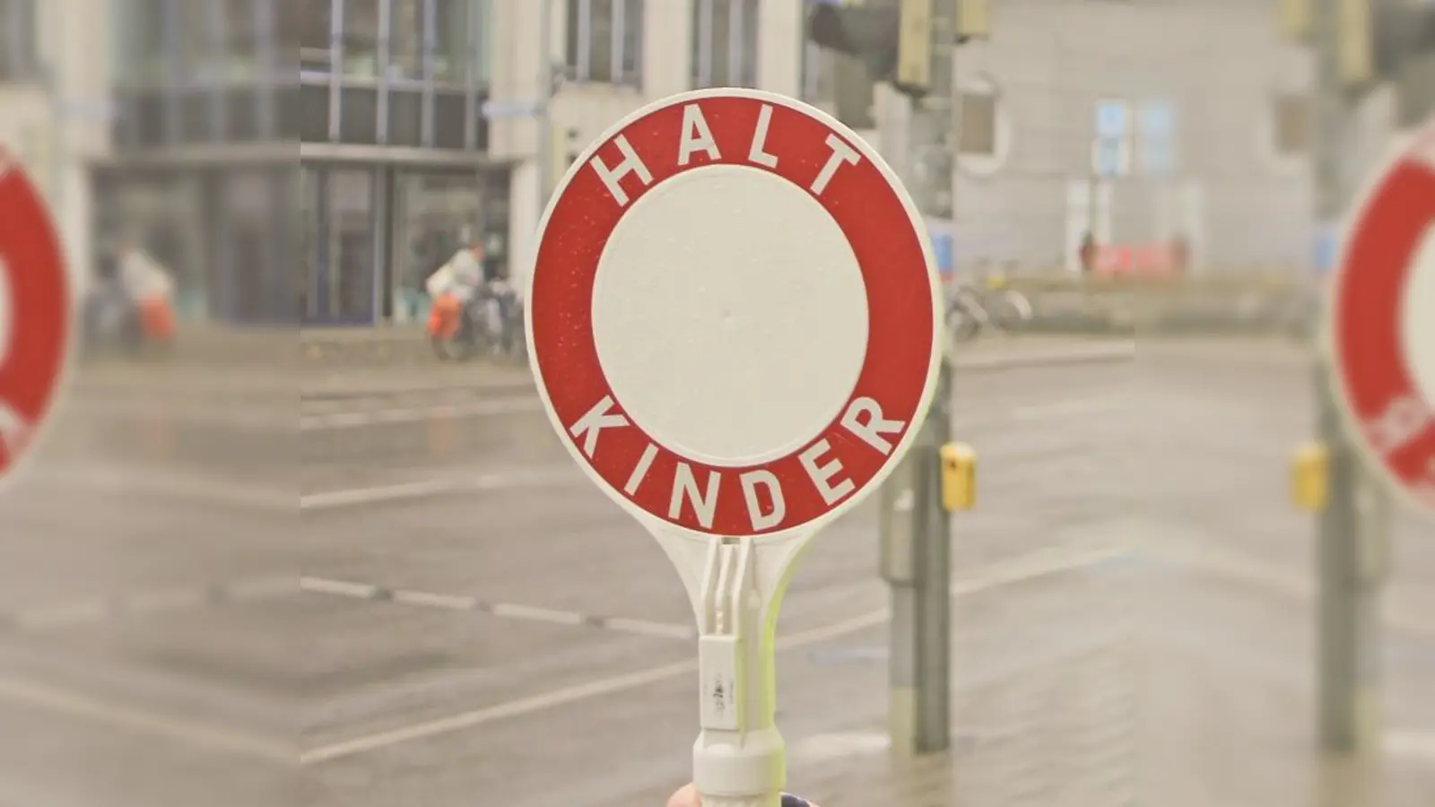 Wer Kindern im morgendlichen Verkehr sicher über die Straße helfen möchte, ist als Schulweghelfer willkommen.  (F.: lsc)