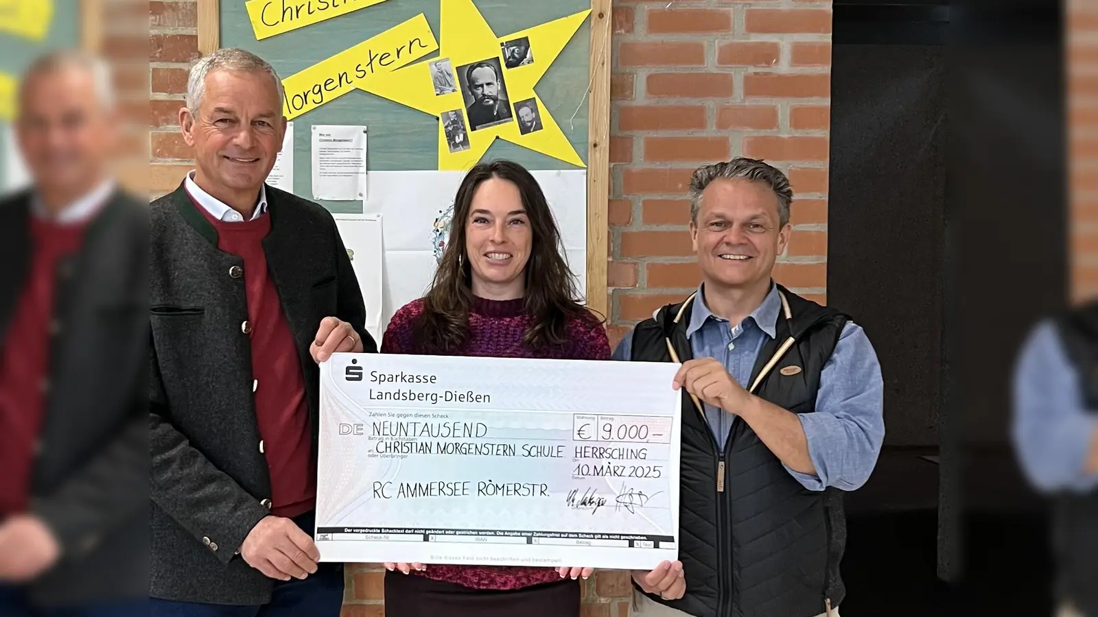 Freude bei der Spendenübergabe (v.l.): Christoph Amberger (Präsident Rotary Club), Katharina Casper (Schulleiterin) und Harald Ostler (Mitglied Rotary Club). (Foto: Rotary Club Ammersee-Römerstraße)