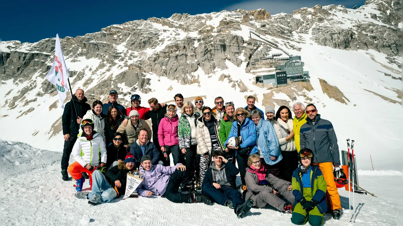 „On top of Germany” feierten zahlreiche TCG-Mitglieder auf der Zugspitze den Meistertitel 2024 und den Start ins Jubiläumsjahr 2025.  (Foto: Phil Semelink)
