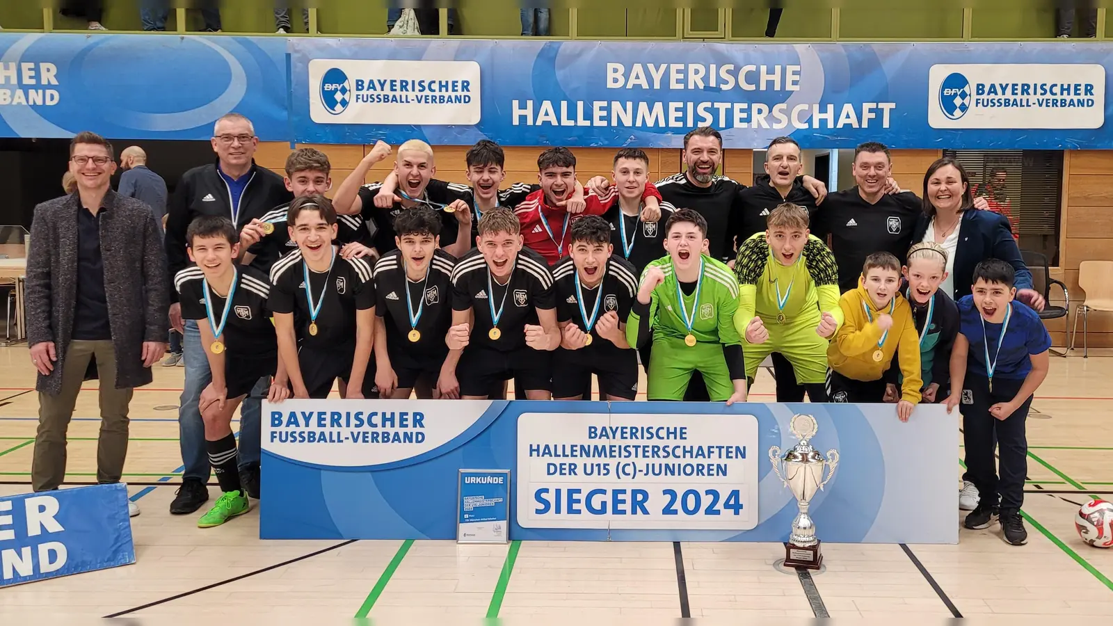 Die U15-Fußballjunioren des TSV München-Milbertshofen sind nach einem Finalsieg gegen den 1. FC Nürnberg stolzer Bayerischer Hallenmeister. (Foto: BFV)