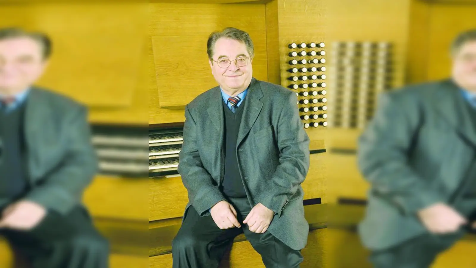 Karl Maureen an der Orgel lässt Werke Bachs erklingen. (Foto: pi)