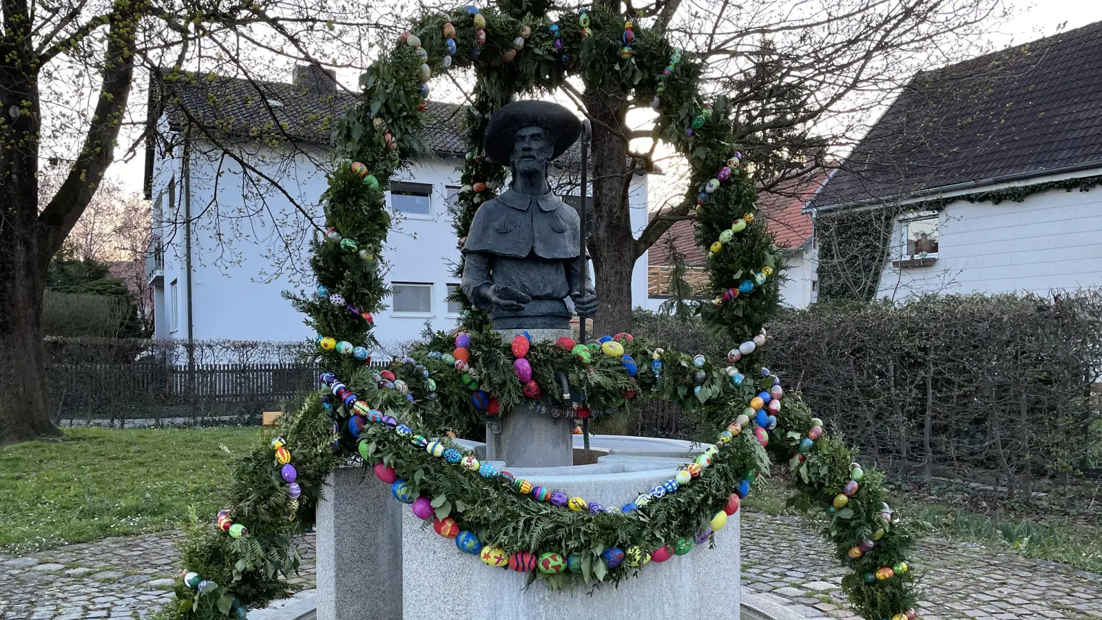 Der Jakobsbrunnen in Unterpfaffenhofen wurde vom Heimatpflegeverein zu Ostern liebevoll mit grünen Girlanden und bunten Ostereiern geschmückt. (Foto: pst)