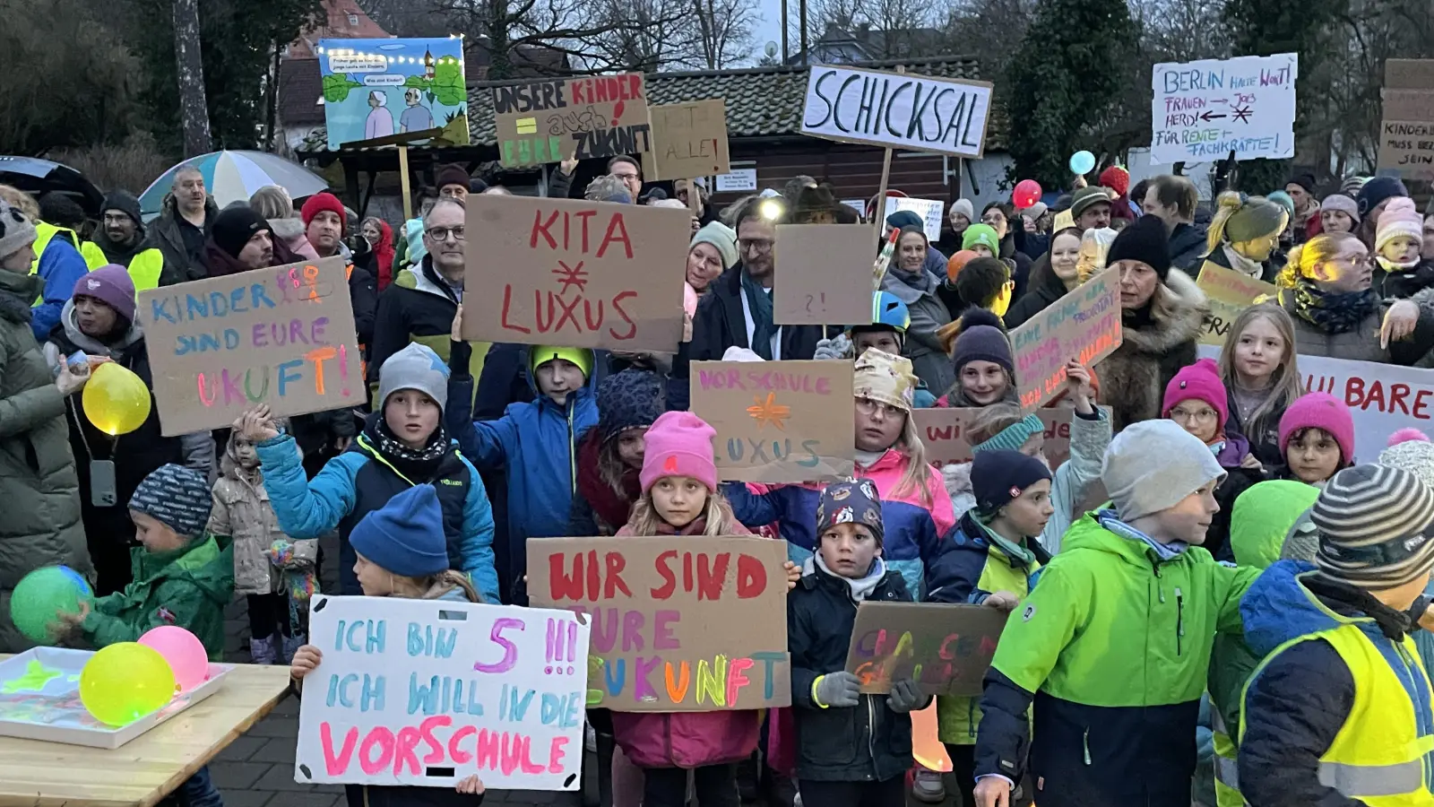 Vor der entscheidenden Sitzung demonstrierten Eltern und Kinder gegen die Gebührenerhöhungen, (Foto: pst)