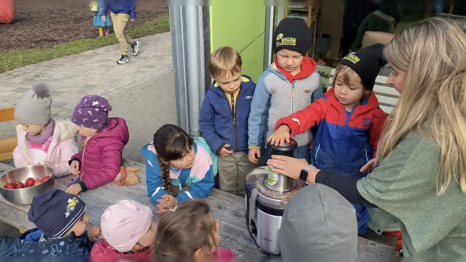 Im Garten warteten zahlreiche spannende Stationen auf die kleinen Entdeckerinnen und Entdecker. (Foto: Kita)