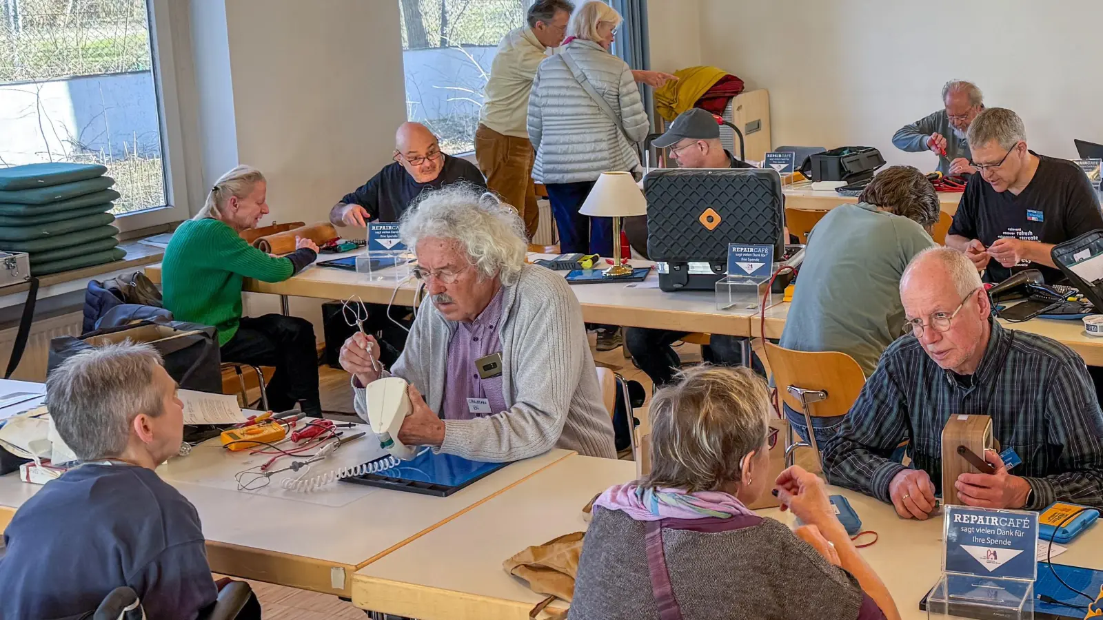 Ein Team aus rund 20 Experten hilft und berät bei den Reparaturen. (Foto: Michael Himmelstoß)
