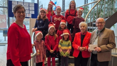 Iris Vogel (l.), Brigitte Scholle und Ekkehard Klose mit dem Kindern, die sich über die Spende freuen. (F.: B. Scholle)