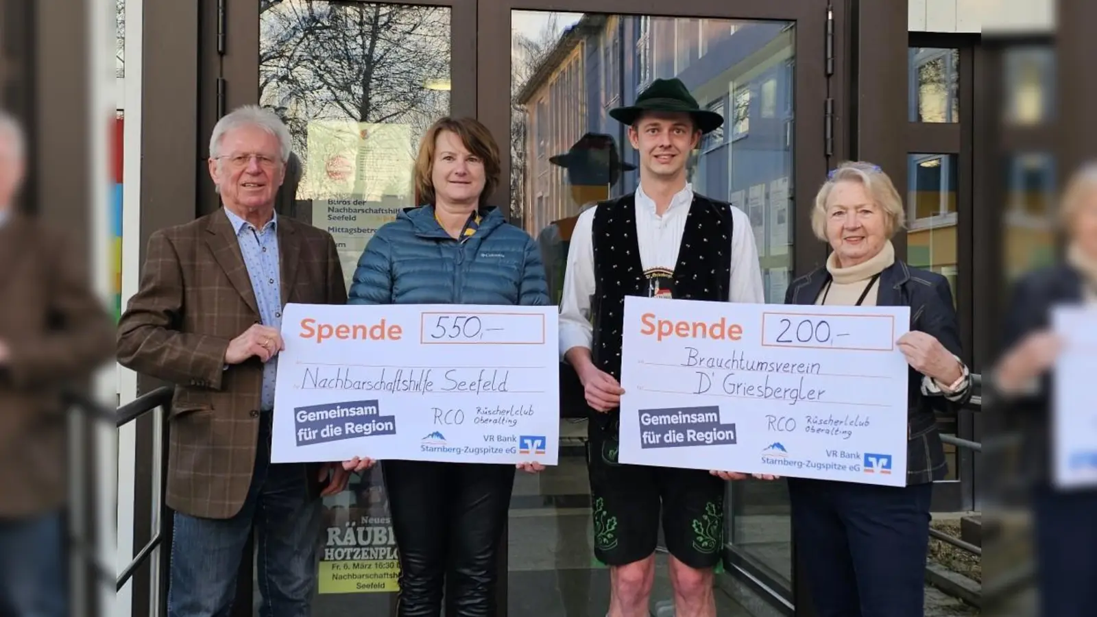 Otto Klausmann (li.) und Evi Mantel (re.) übergaben die Spenden des Rüscherlclubs an die 1. Vorsitzende der Nachbarschaftshilfe, Johanna Senft, sowie Louis Mantel von den Griesberglern. (Foto: Rüscherlclub)