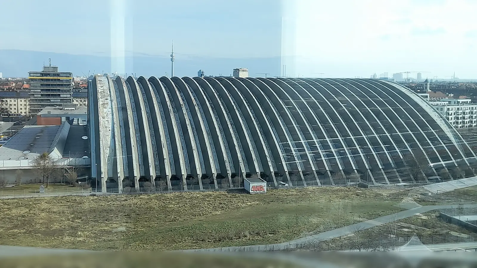 Rund um die denkmalgeschützte ehemalige Paketposthalle wird ein neues Wohn- und Geschäftsquartier entstehen. Bis zum Baubeginn werden Halle und Areal zwischengenutzt. (Foto: kö)